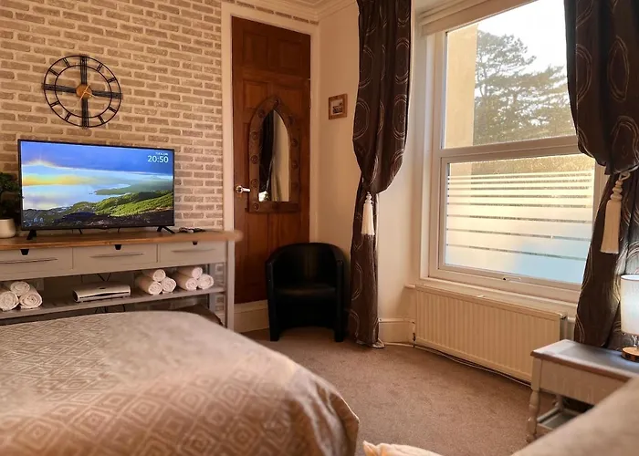 Charming, Cozy Apartment, 2 Mins From The Beach