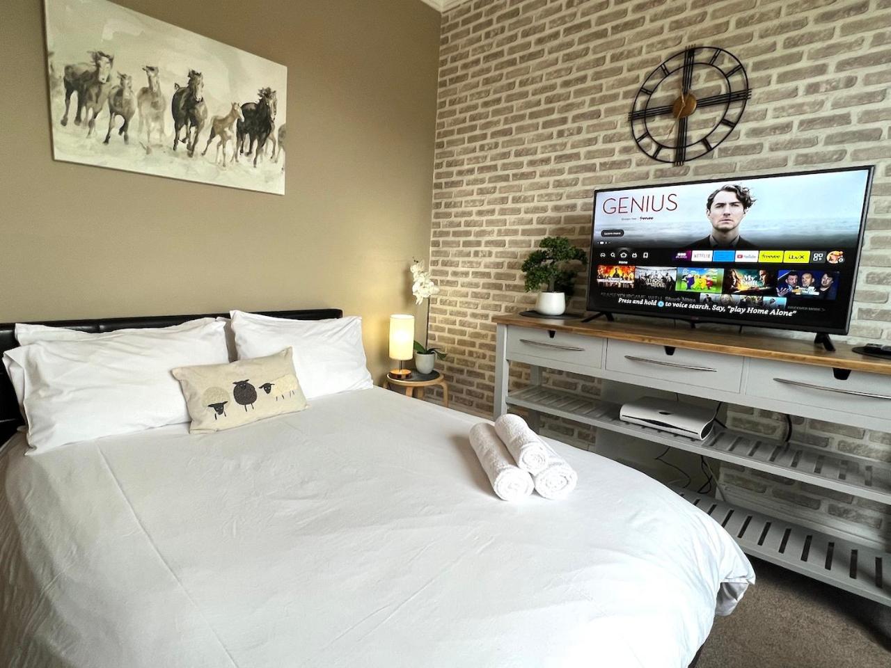 Charming, Cozy Apartment, 2 Mins From The