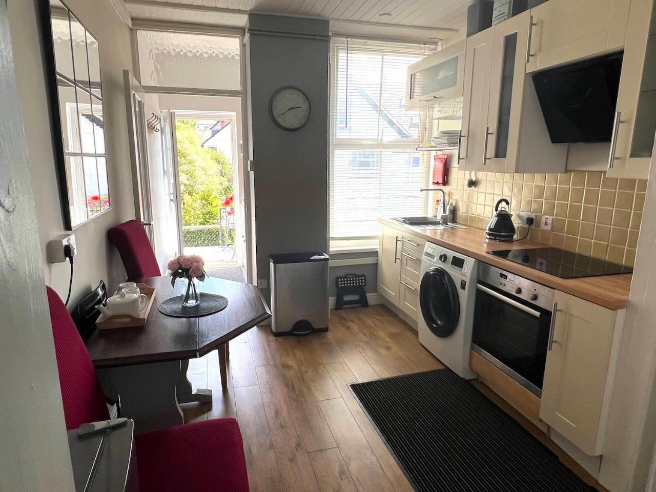 Charming, Cozy Apartment, 2 Mins From The